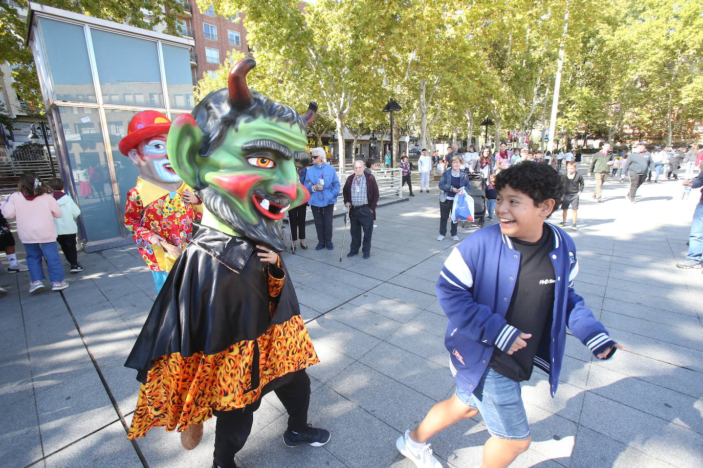 Gigantes y cabezudos por las calles de Logroño