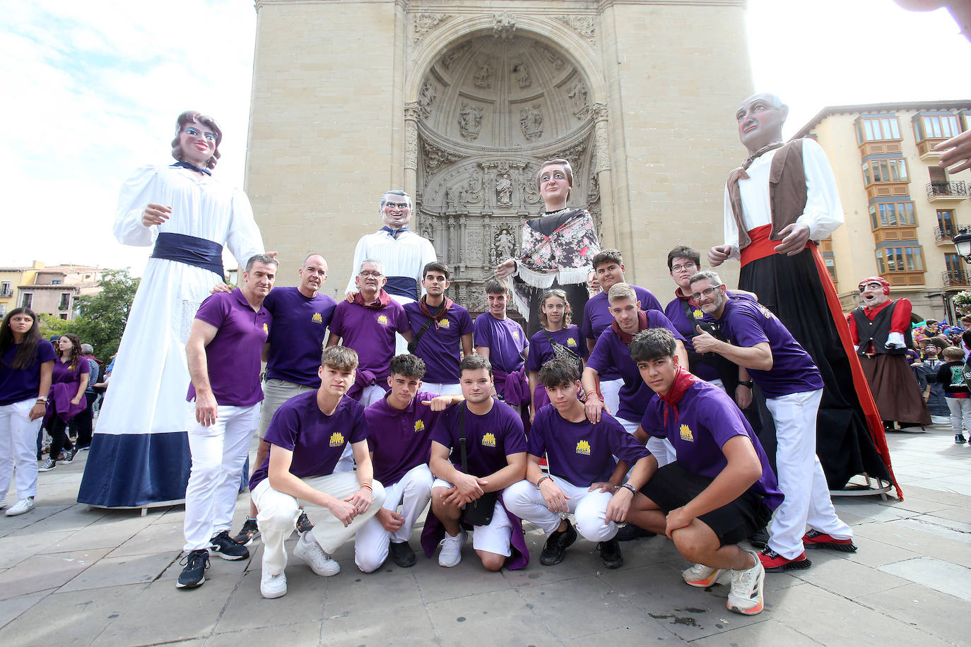 Gigantes y cabezudos por las calles de Logroño