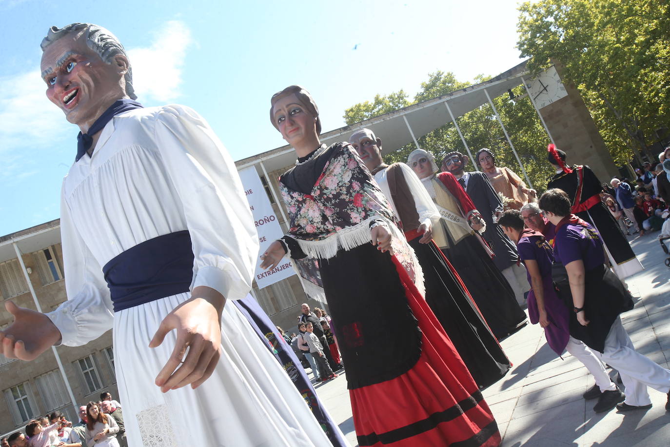 Gigantes y cabezudos por las calles de Logroño