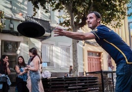 Boinas voladoras en el concurso organizado por la Peña Los Brincos en Ateneo Riojano.