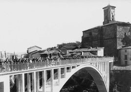 Los vecinos de Ortigosa de Cameros en la inauguración del puente de hormigón el 29 de septiembre de 1924.