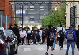 Entrada del alumnado de los IES Quintiliano y Valle del Cidacos de Calahorra a sus respectivos centros, ayer, después del recreo.