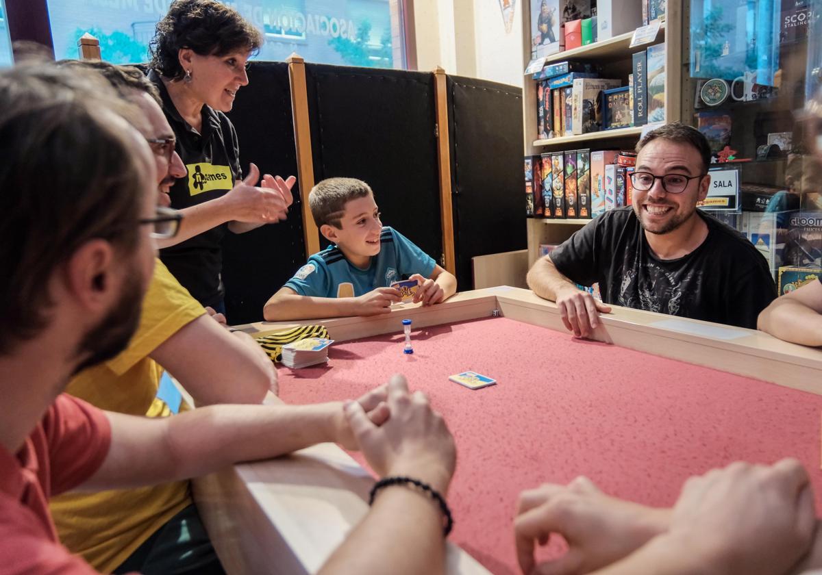 Montse Mateo explica las instrucciones de un nuevo juego a algunos de los participantes que este jueves se han citado en Ñ_Games