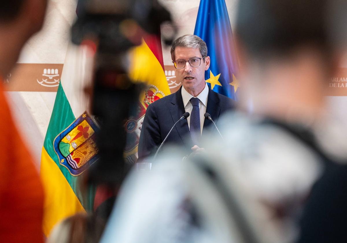 Gonzalo Capellán, presidente de La Rioja, en una reciente rueda de prensa en el Parlamento riojano.