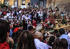 Arnedanos y navarros celebran la procesión del Robo de los Santos