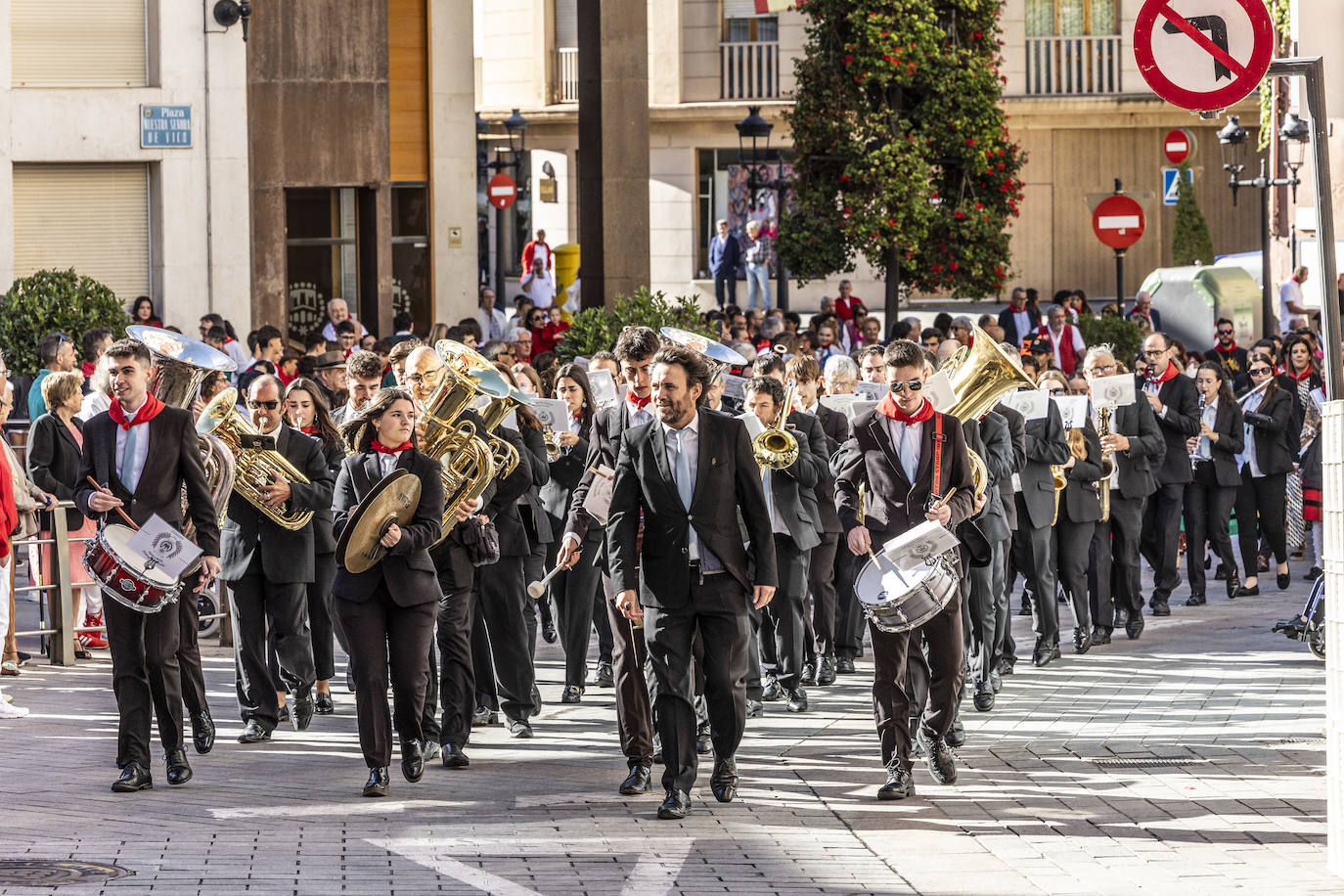 Arnedanos y navarros celebran la procesión del Robo de los Santos