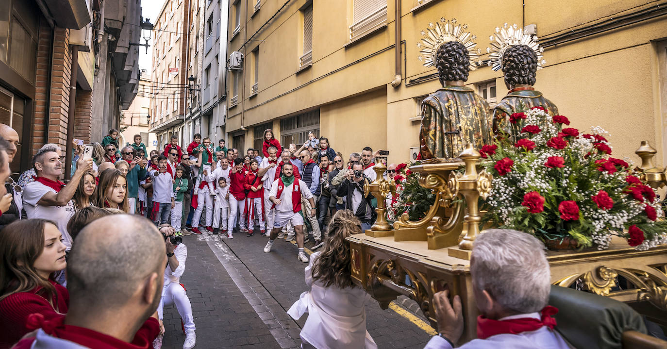 Arnedanos y navarros celebran la procesión del Robo de los Santos