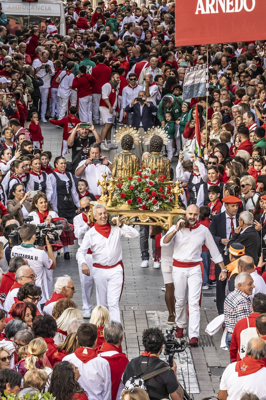 Arnedanos y navarros celebran la procesión del Robo de los Santos