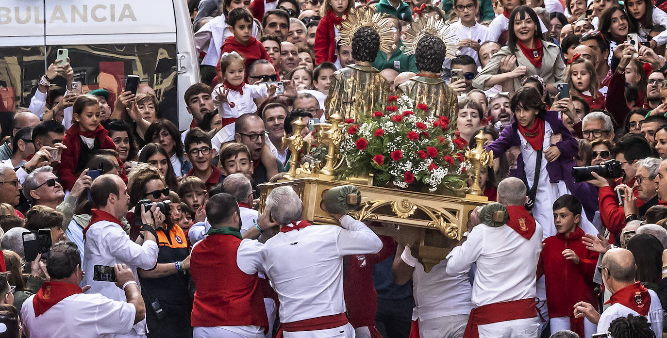 Arnedanos y navarros celebran la procesión del Robo de los Santos