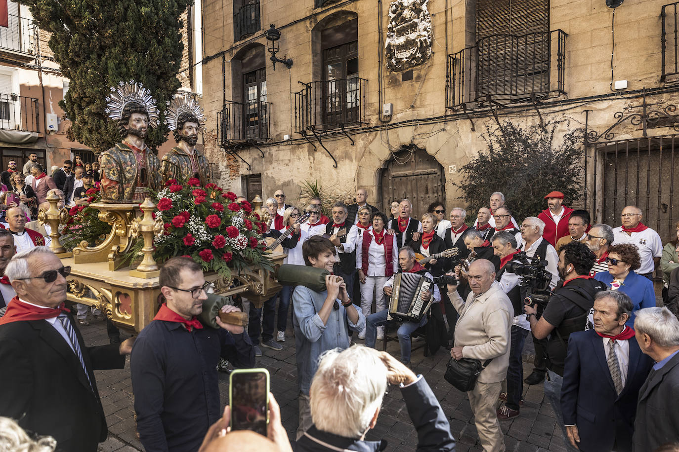 Arnedanos y navarros celebran la procesión del Robo de los Santos