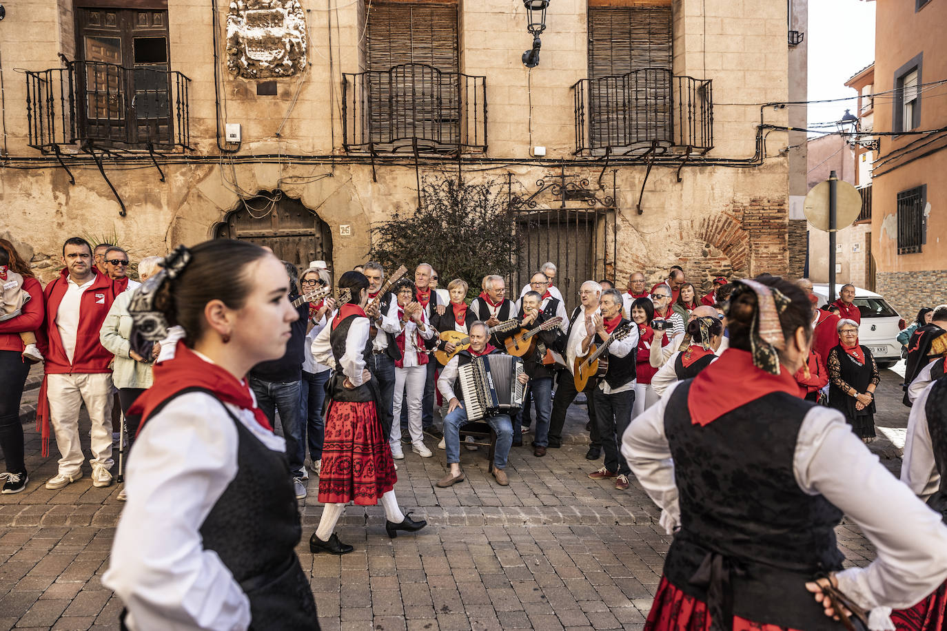 Arnedanos y navarros celebran la procesión del Robo de los Santos