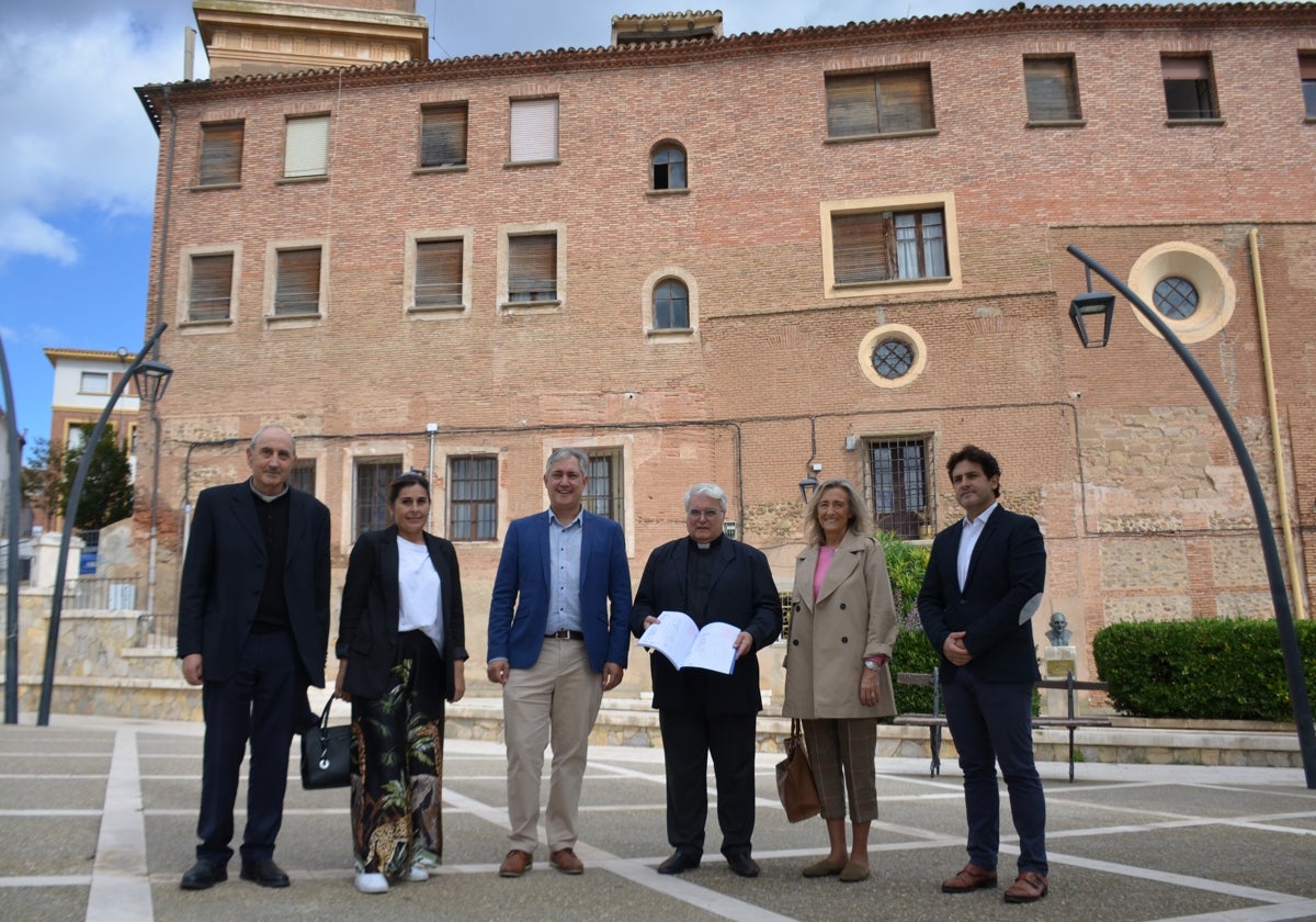 Vicente Robredo, Reyes Zapata, José Luis Pérez Pastor, Javier Fernández , Mónica Arceiz y Roberto Iturriaga, delante de la fachada de la iglesia en la que se va a intervenir.