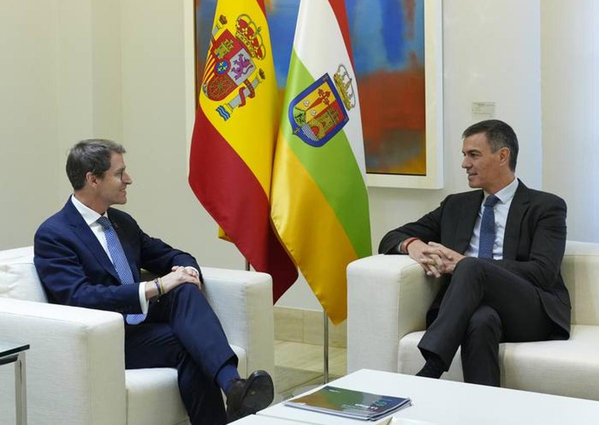 Imagen secundaria 1 - Sánchez se compromete ante Capellán a colaborar para que las Glosas sean expuestas en La Rioja en 2026