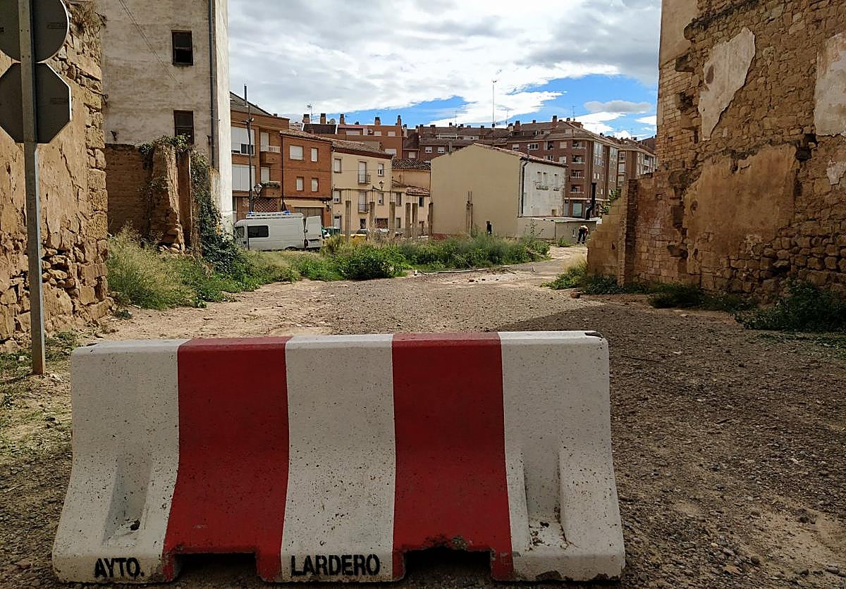 El aparcamiento público de la Casa de Cultura de Lardero, clausurado, prohíbe el paso de vehículos.