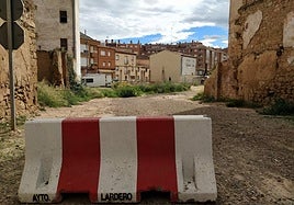 El aparcamiento público de la Casa de Cultura de Lardero, clausurado, prohíbe el paso de vehículos.