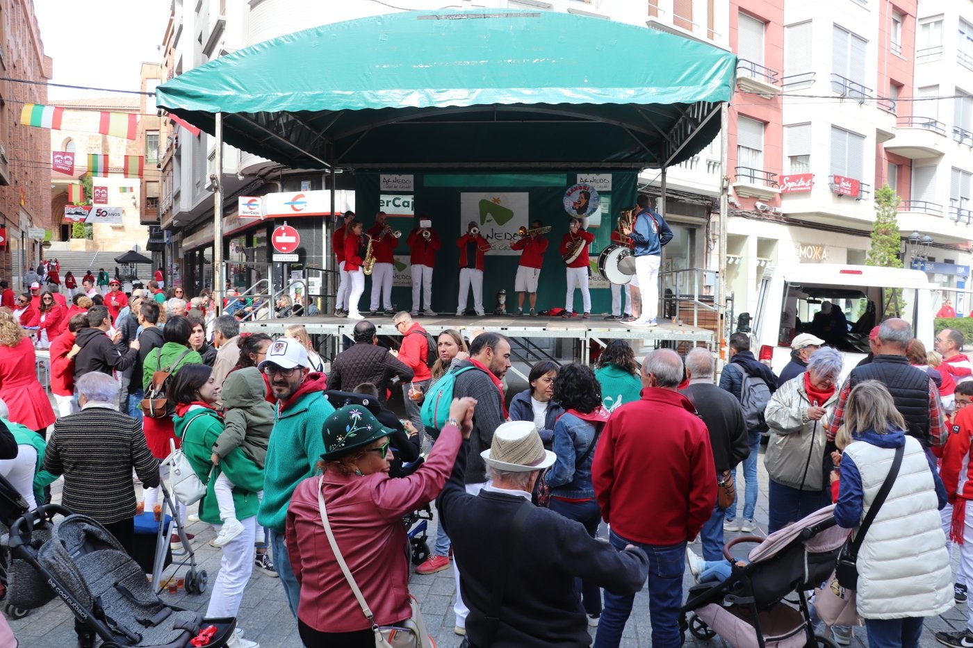 Los arnedanos enfrentaron la bajada de temperaturas con mucha música, buen ambiente en las calles y bailes con la charanga durante la degustación de migas.