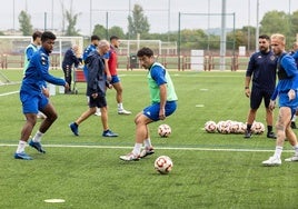 Rondo de los jugadores de la SDL en un entrenamiento en Pradoviajo.