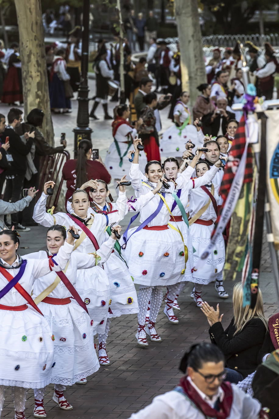 Tarde de bailes con Contradanza en El Espolón