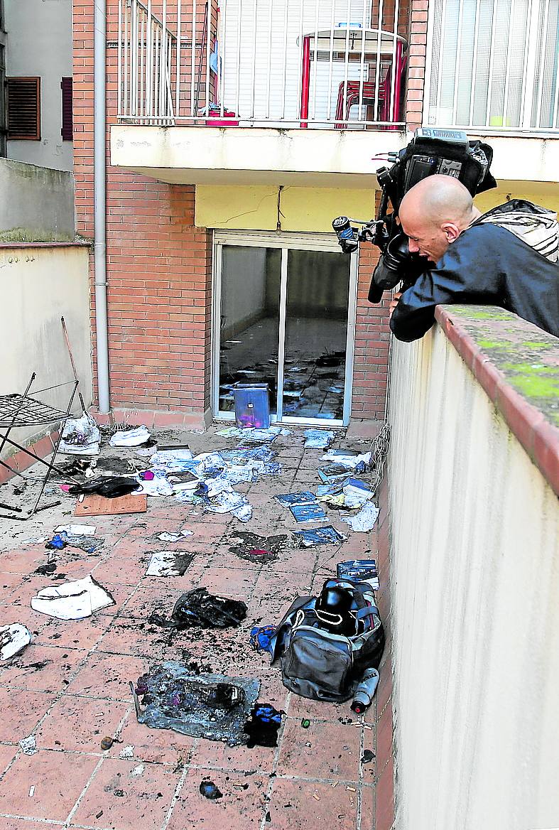 Antes de salir a la calle para agredir a cinco personas, prendió fuego a su piso.