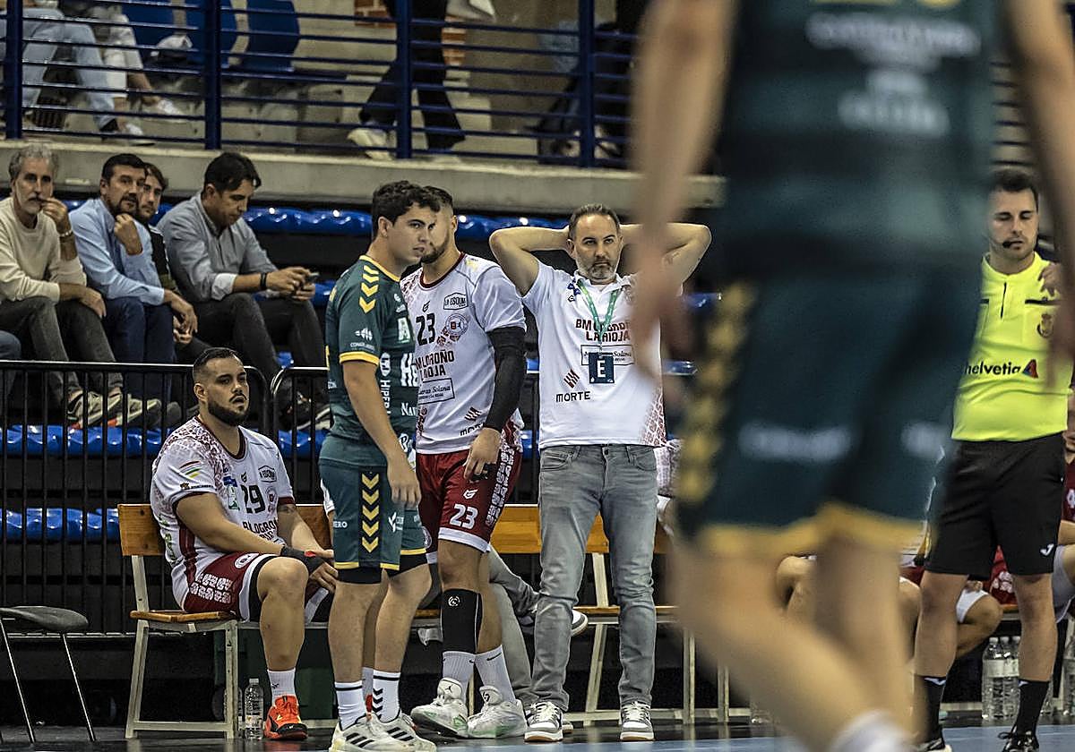 Miguel Velasco observa el partido con preocupación.