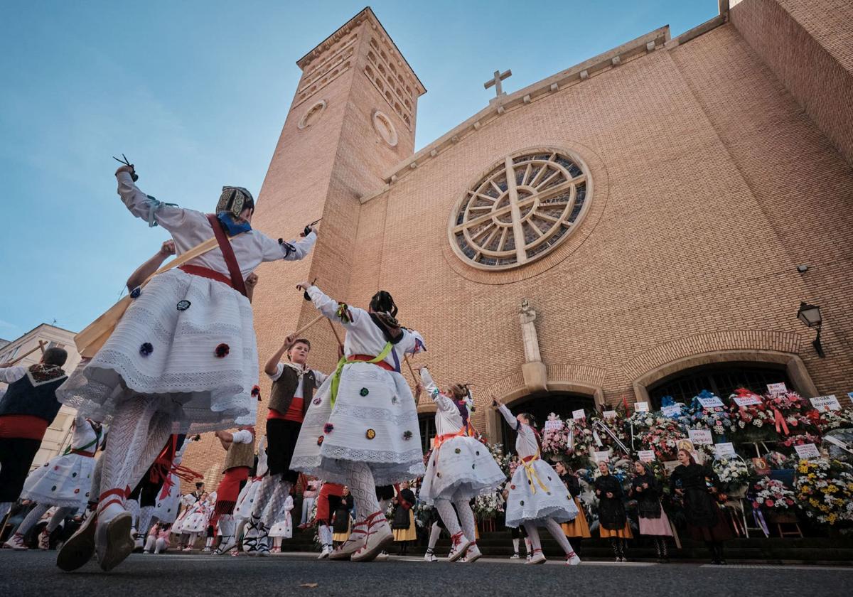 Jotas y danzas durante la ofrenda floral en Valvanera.