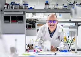 Héctor Busto, en el laboratorio del departamento de Química, en la Universidad de La Rioja.