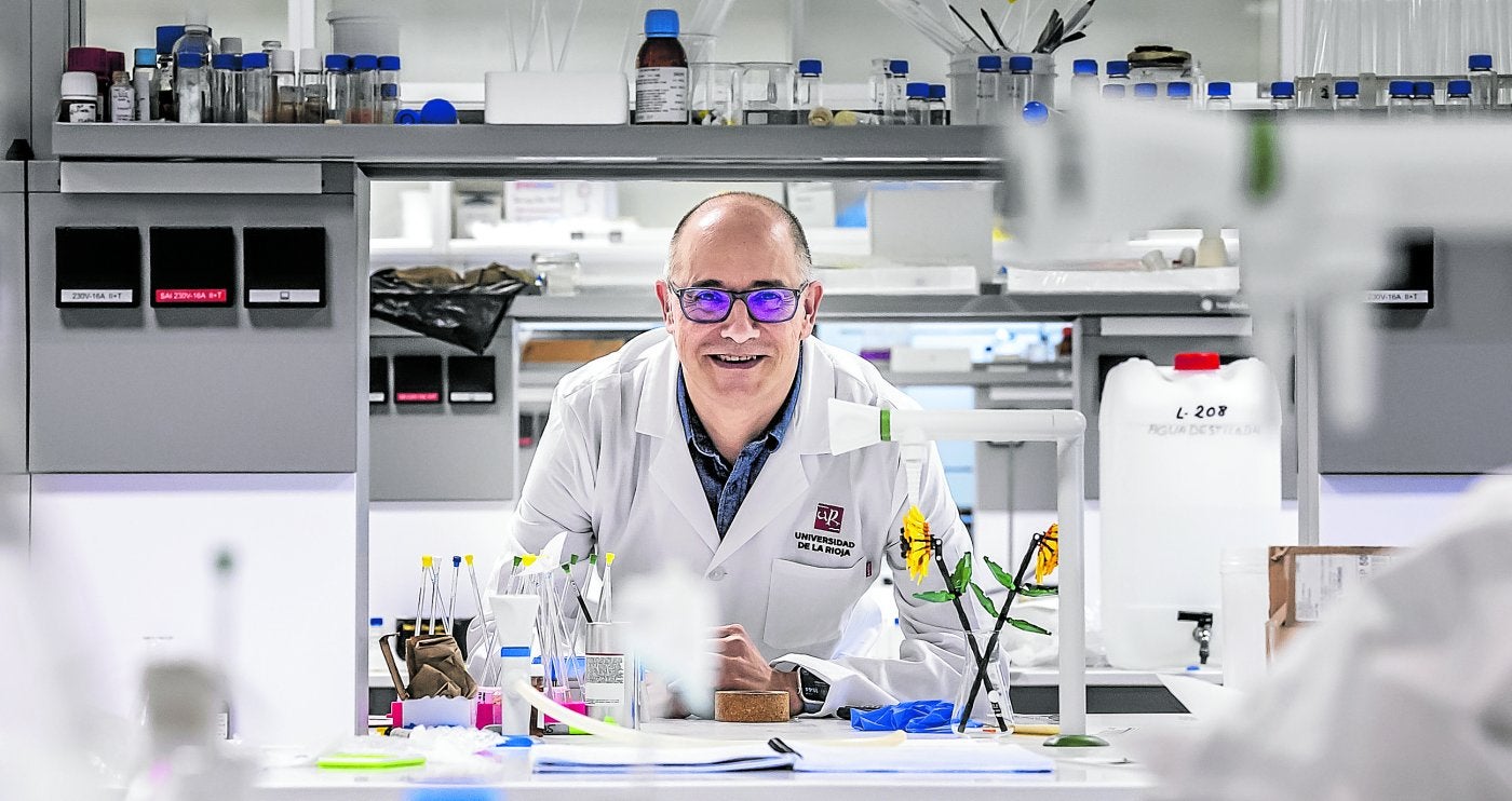 Héctor Busto, en el laboratorio del departamento de Química, en la Universidad de La Rioja.