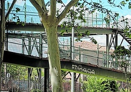 La pasarela que une la zona de Gonzalo de Berceo con el entorno de la calle Fuenmayor, que se encuentra en un estado lamentable, va a repararse.