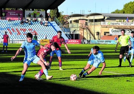 Chus Villar pugna por el control del balón con un jugador del Subiza.