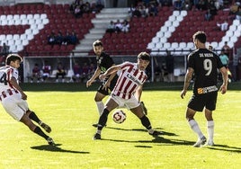 Beñat intenta controlar el balón ante el Barbastro.