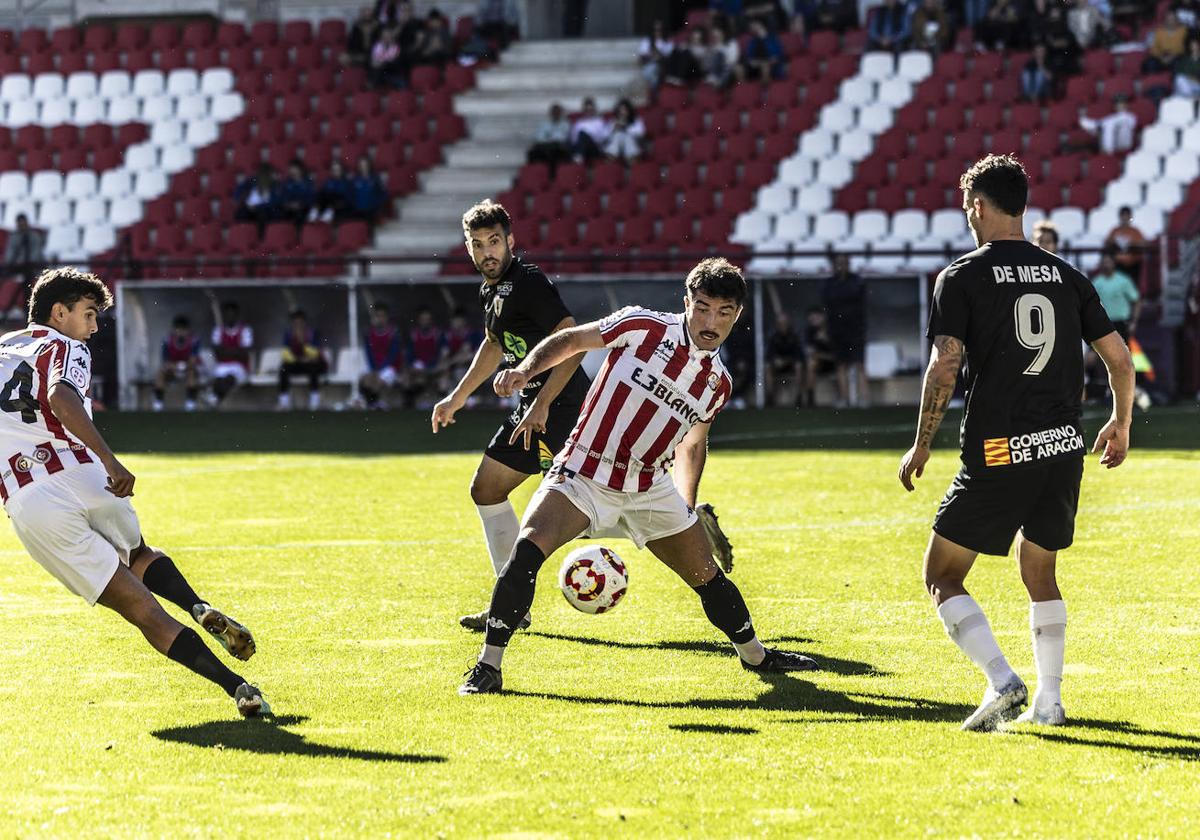 Beñat intenta controlar el balón ante el Barbastro.