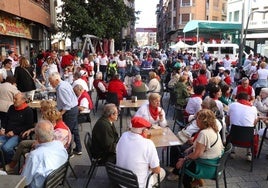 Gran ambiente en las calles, con cuadrillas de todas las edades llenando las terrazas, como al mediodía con la charanga de Makoki en la Puerta Munillo.