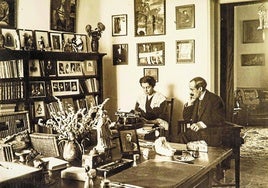 María Lejárraga escribindo junto a Gregorio Martínez Sierra en el despacho de su domicilio de la calle Zurbano en Madrid (1907).