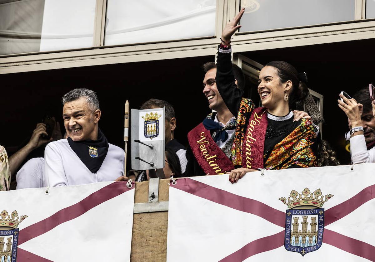 Escobar, junto a los vendimiadores, durante el disparo del cohete del pasado 20 de septiembre.