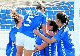 Las jugadoras del AEM celebran uno de sus tres goles ante el DUX.