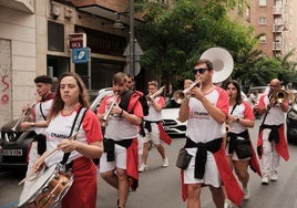 Una charanga anima la calle durante las pasadas fiestas mateas.