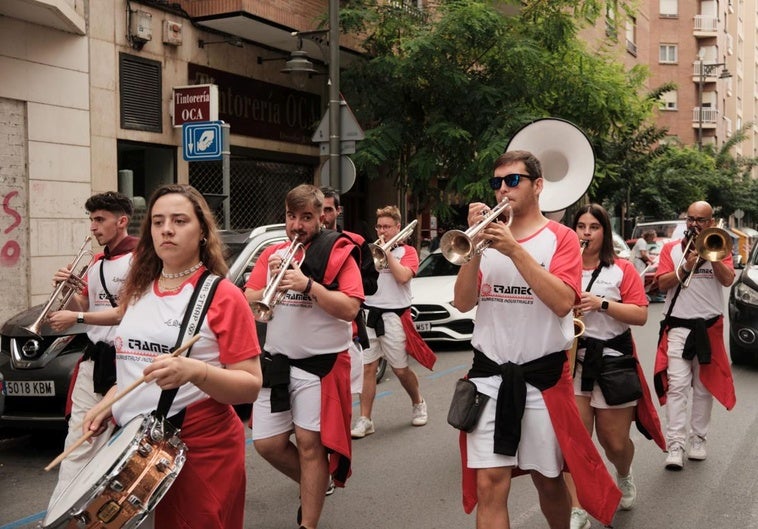 Una charanga anima la calle durante las pasadas fiestas mateas.