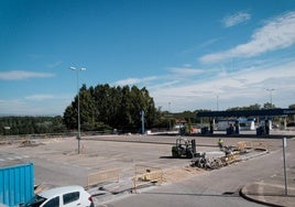 Primeras actuaciones en el espacio que se dedicará a aparcamiento de autocaravanas junto a la gasolinera del centro comercial.