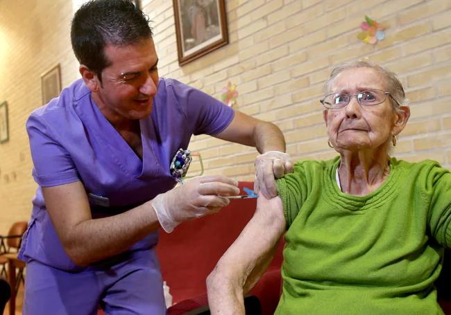 Carmen, recibe su dosis de inmunización a sus casi 100 años.