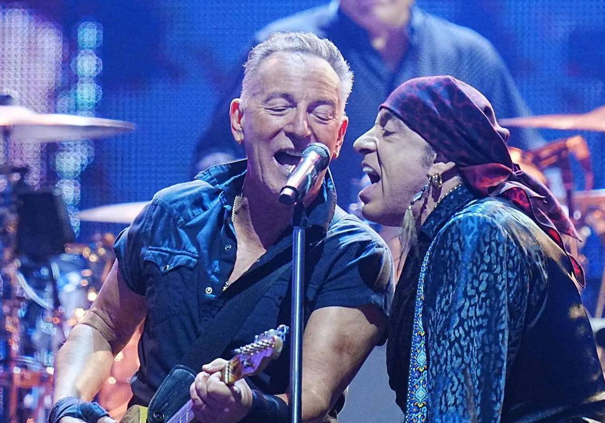 Bruce Springsteen junto al guitarrista Steven Van Zandt durante un reciente concierto en Copenhague.