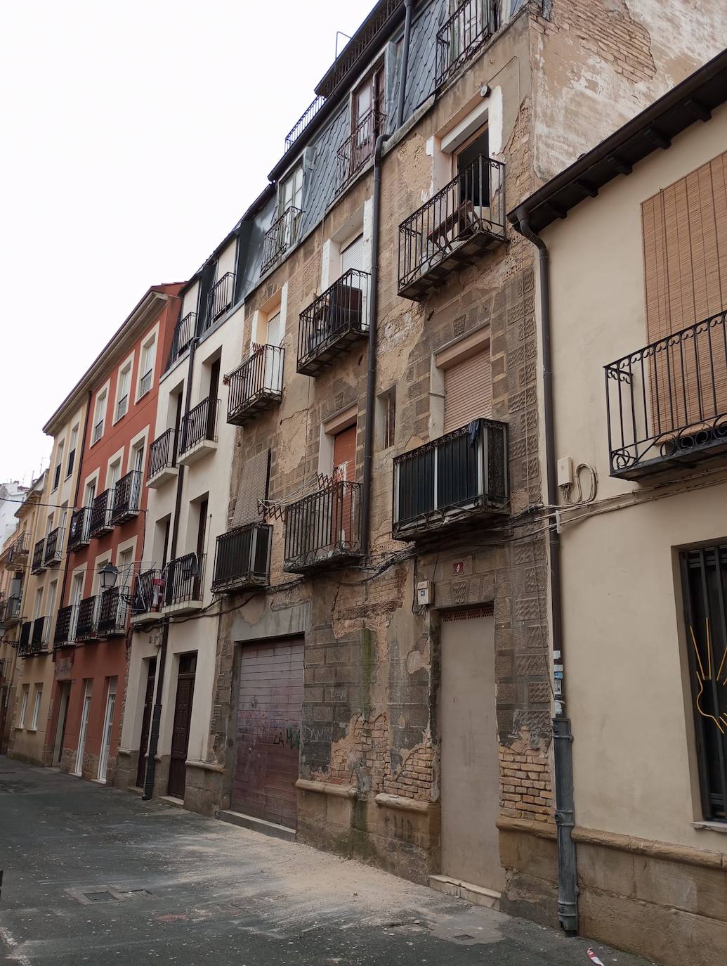 Imagen secundaria 2 - El centenario y ruinoso edificio tras la «revisión y saneamiento» de su fachada.