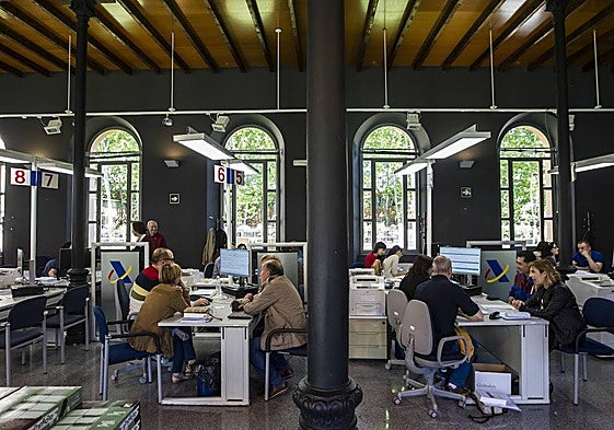 Dependencias de la Agencia Tributaria, en el edificio de la Bene de Logroño.