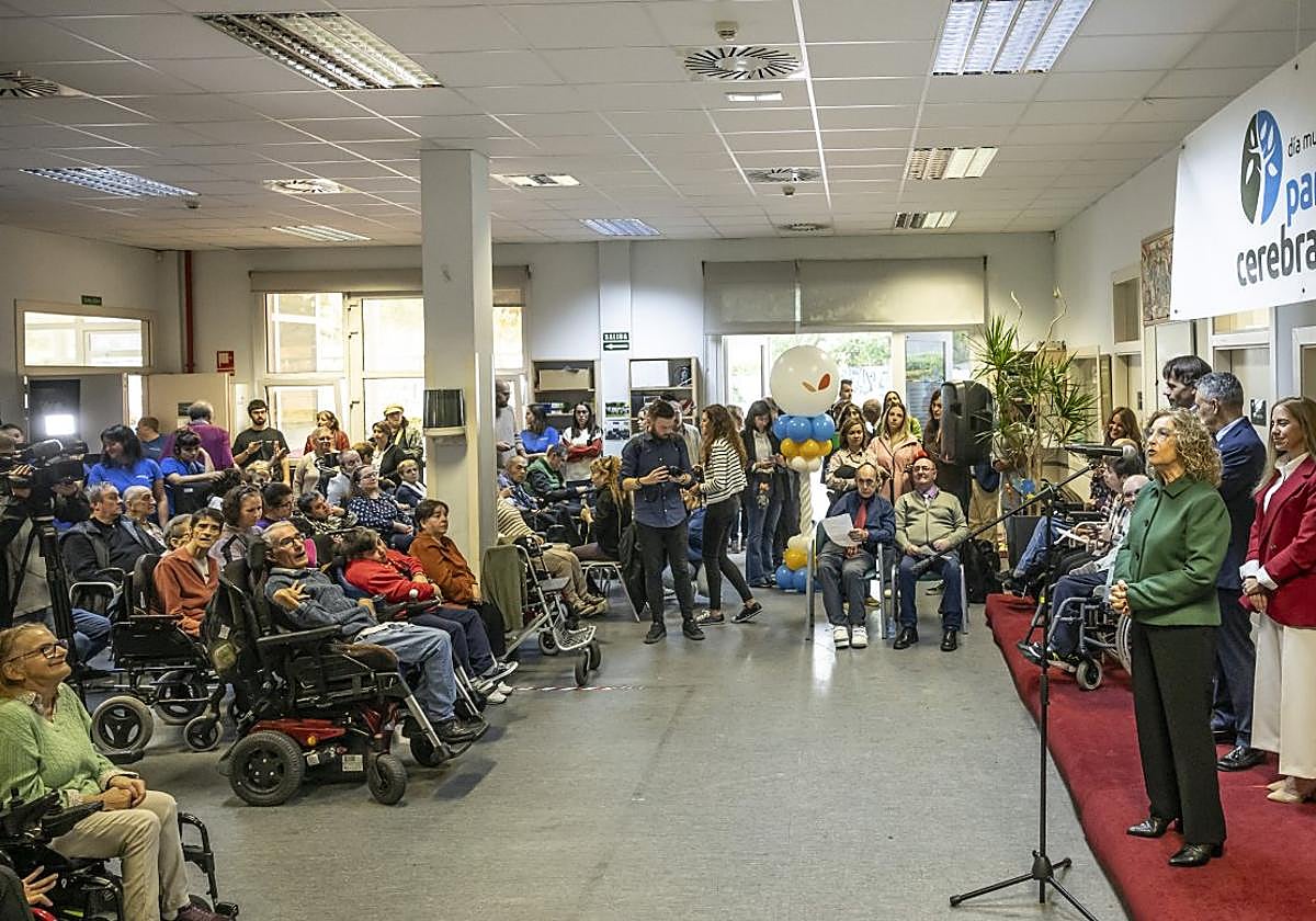 Manoli Muro lee el manifiesto ante personas atendidas por Aspace.