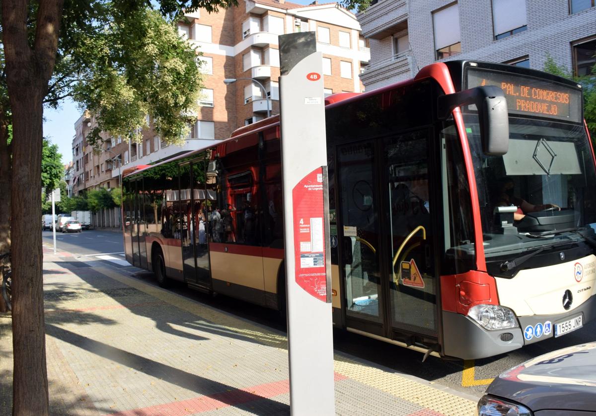 Autobús urbano en una parada de la avenida Club Deportivo.