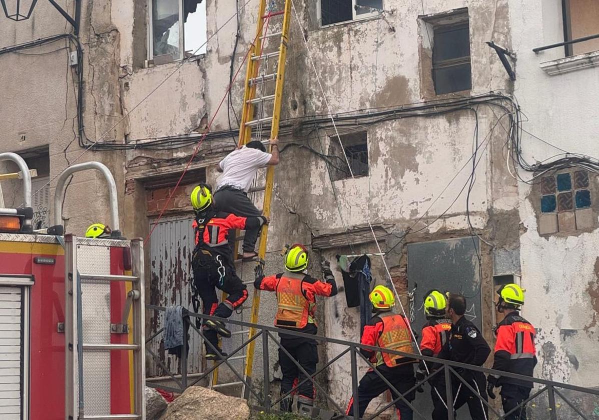 Rescatados dos hermanos en el derrumbe de una vivienda en el casco antiguo de Calahorra