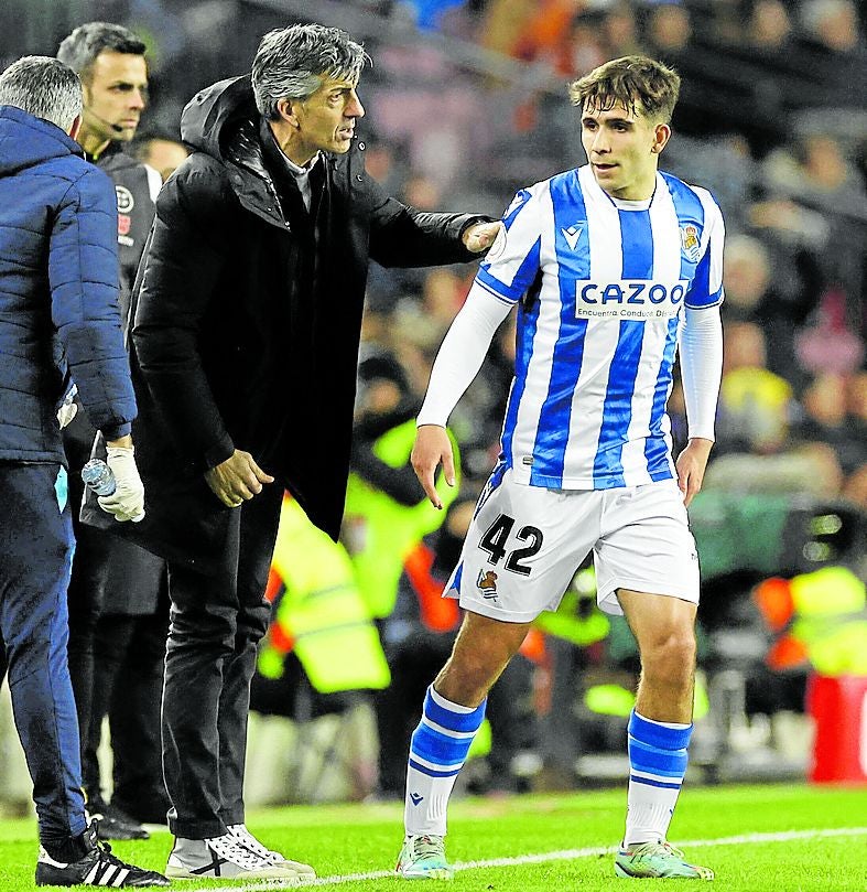 Imanol Aguacil da indicaciones a Marín en la temporada de su debut en Primera.