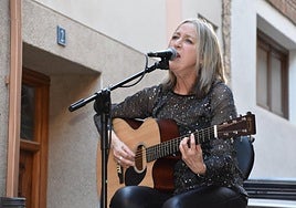 La cantante y compositora navarra Aurora Beltrán en un concierto en acústico en Aldeanueva de Ebro.