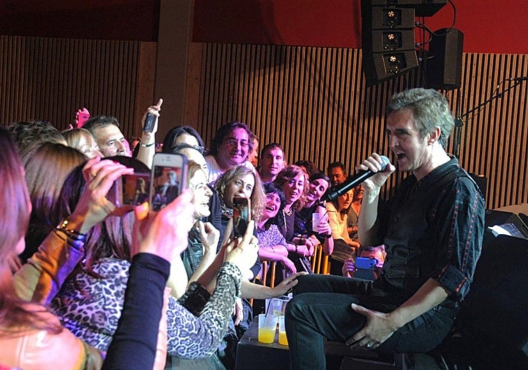 Ramoncín en la sala Entreviñas de Aldeanueva de Ebro.