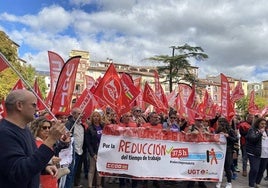 Concentración de UGT y CC OO en la plaza del Mercado.