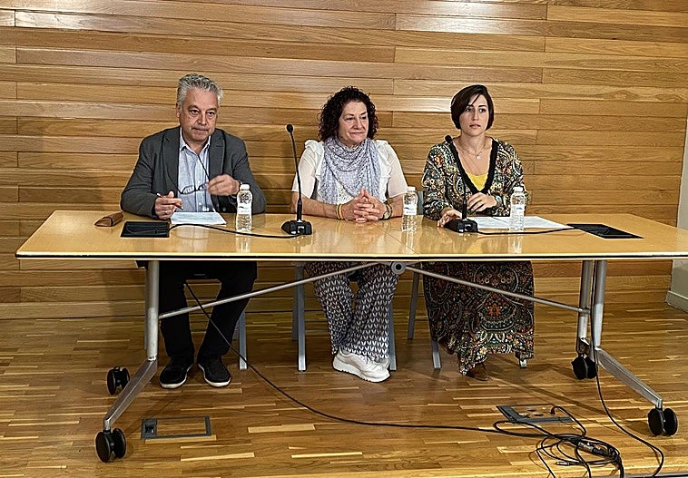 El abogado de vencELA, José Luis Díez; junto a Francisca Terroba, presidenta de la entidad; y Sara Gómez, trabajadora social.